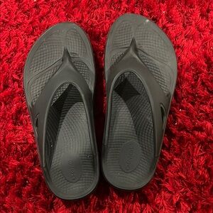 OOFOS Black women’s/men's Sandals